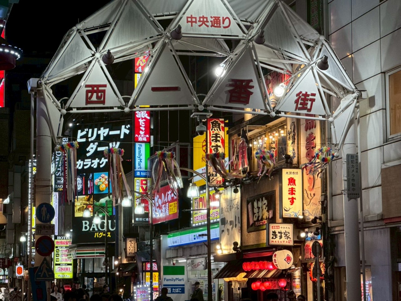 【夜遊び初心者必見】キャバクラとスナックの違いとは?料金・接客・カラオケを徹底比較!