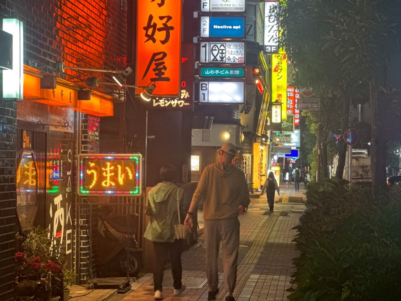 池袋・北口と東口の「夜の匂い」:エリアごとに異なる社交の温度差。