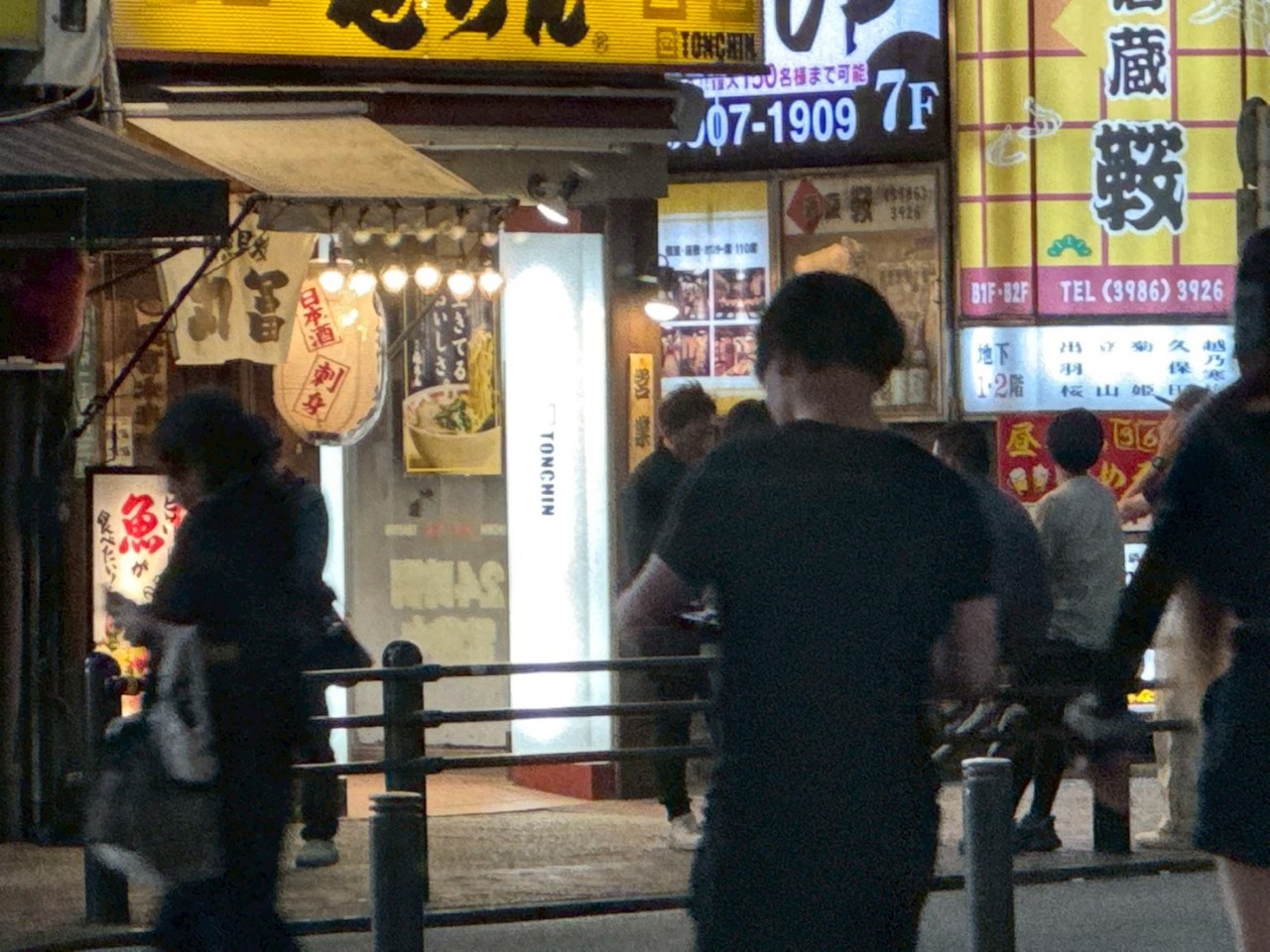ママという名の「精神的調律師」:カウンター越しに交わされる、名前のないセラピー